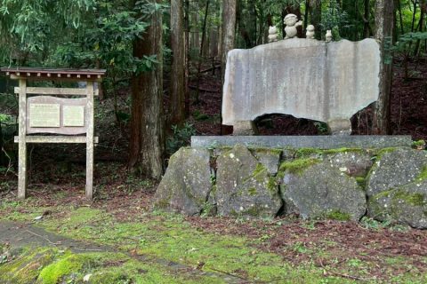 歌碑と力水
