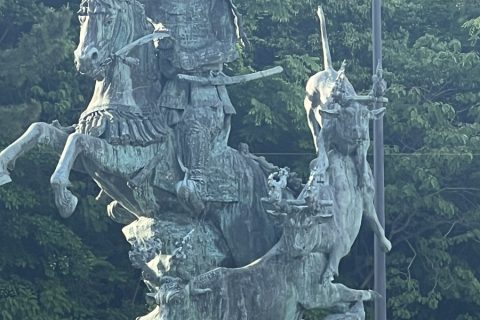 駅前の北条早雲像